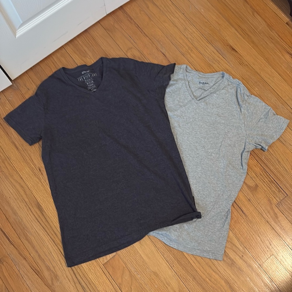 Men’s V-Neck T-shirts(2)/Size M